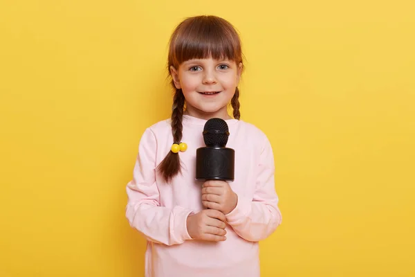 Menina Bonito Com Microfone Posando Isolado Fundo Cor Amarela Cantando — Fotografia de Stock