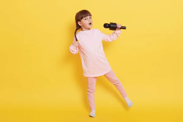 Blank Meisje Zingen Met Microfoon Dansen Leuke Kleine Kunstenaar Uitvoeren — Stockfoto