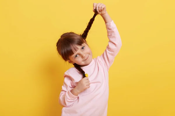 Ragazzina Divertente Tirando Stessa Trecce Guardando Direttamente Alla Fotocamera Con — Foto Stock