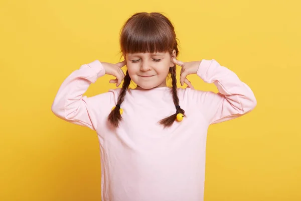 Linda Niña Divertida Cubriendo Las Orejas Con Los Dedos Manteniendo —  Fotos de Stock