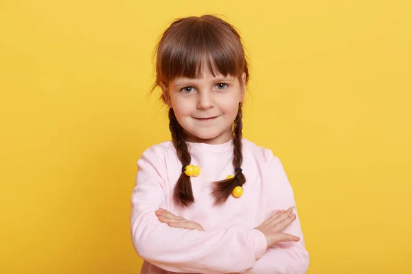 Retrato Menina Cabelos Escuros Com Mãos Dobradas Posando Isolado Sobre — Fotografia de Stock