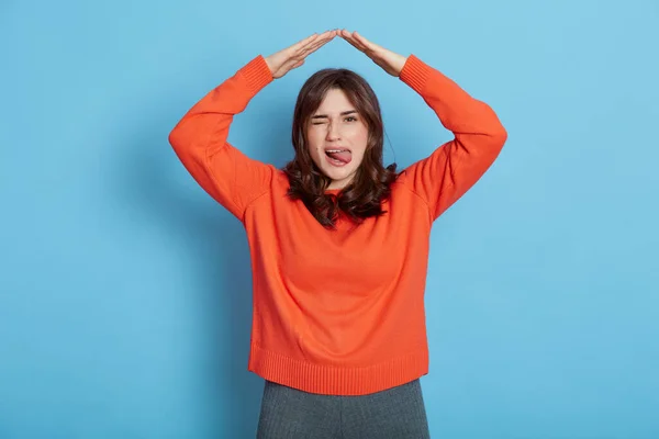 Retrato Chica Feliz Camisa Naranja Sintiéndose Segura Confiada Bajo Casa — Foto de Stock