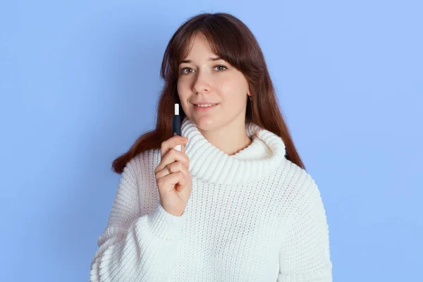 Casual Bonita Mulher Vaping Isolado Sobre Fundo Azul Enquanto Olha — Fotografia de Stock