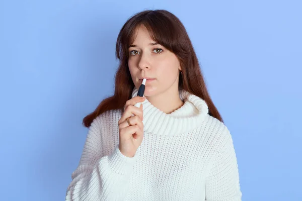 Joven Chica Bonita Con Cigarrillo Electrónico Posando Aislado Sobre Fondo — Foto de Stock