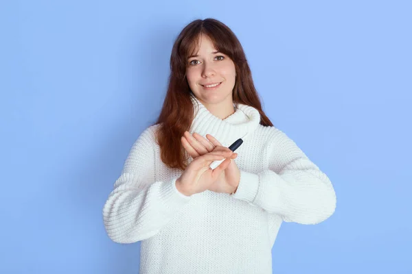 Menina Bonita Recusa Cigarro Eletrônico Mostrando Gesto Stop Com Palmas — Fotografia de Stock