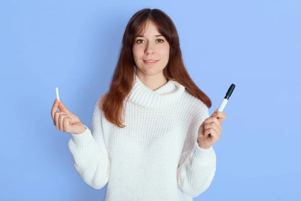 Glimlachende Vrouw Witte Trui Geïsoleerd Blauwe Achtergrond Met Handen Tabaksstokje — Stockfoto