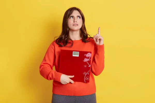 Mujer Guapa Sosteniendo Escamas Las Manos Mirando Apuntando Hacia Arriba — Foto de Stock