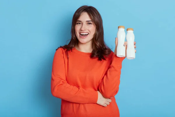Χαρούμενη Χαμογελαστή Γυναίκα Κρατά Δύο Μπουκάλια Υγιεινό Γιαούρτι Επιλέγει Γαλακτοκομικό — Φωτογραφία Αρχείου