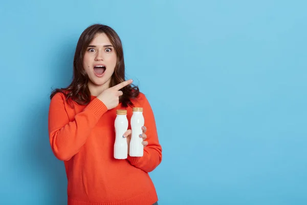 Europeu Jovem Bela Mulher Segurando Duas Garrafas Branco Leite Iogurte — Fotografia de Stock