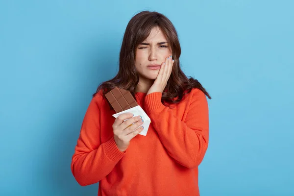 Mujer Que Sufre Dolor Muelas Después Comer Chocolate Frunciendo Ceño — Foto de Stock