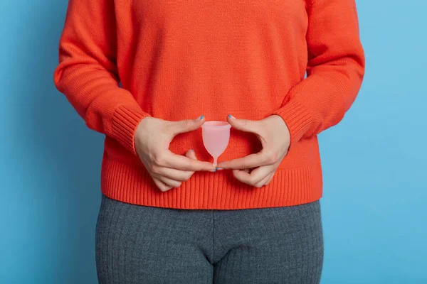 Mulher Mão Segurando Copo Menstrual Contra Sua Barriga Senhora Vestindo — Fotografia de Stock