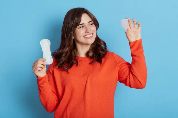 Vrolijke Magnetische Schattige Donkerharige Vrouw Met Menstruatiecup Maandverband Beide Handen — Stockfoto