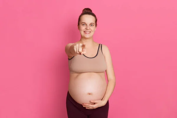 Νεαρή Έγκυος Γυναίκα Δείχνει Δάχτυλο Στην Κάμερα Και Αγγίζοντας Γυμνή — Φωτογραφία Αρχείου