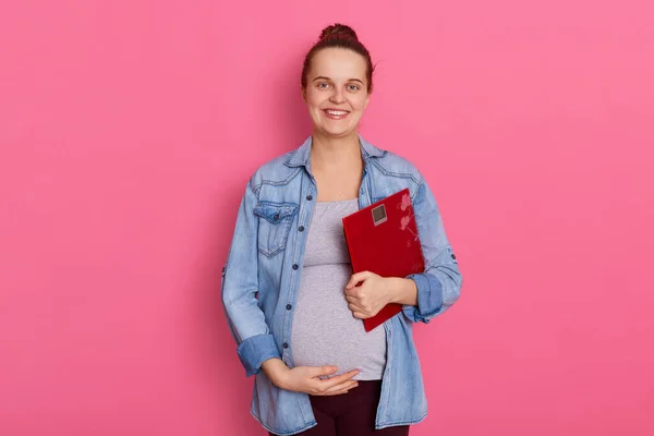 Mujer Embarazada Adorable Sonriente Que Usa Chaqueta Mezclilla Camiseta Gris — Foto de Stock