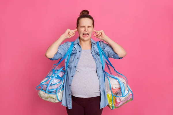 Těhotná Žena Sobě Ležérní Oblečení Zakrývající Obě Uši Prsty Izolovanými — Stock fotografie