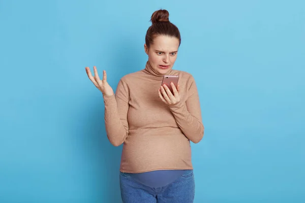 Casual Amazed Pregnant Woman Posing Blue Wall Puzzled Facial Expression — Stock Photo, Image
