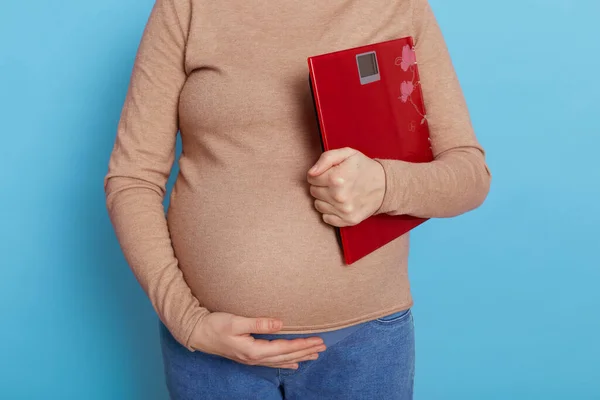 Viktökning Graviditeten Gravid Kvinna Håller Skala Ansiktslös Framtida Mamma Mot — Stockfoto