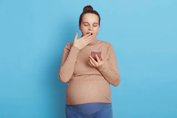 Mujer Embarazada Soñolienta Revisando Los Chats Redes Sociales Teléfono Inteligente — Foto de Stock