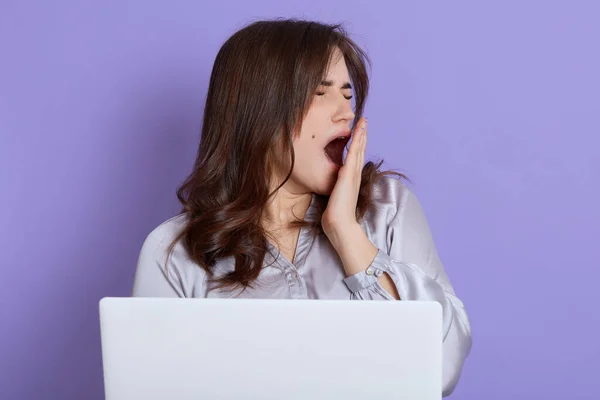 Tired Sleepy Woman Yawning Covering Mouth Hand Working Laptop Sitting — Stock Photo, Image