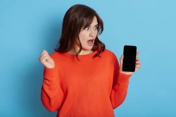 Photo Surprised Woman Holds Mobile Phone Gets Message Bad Information — Stock Photo, Image