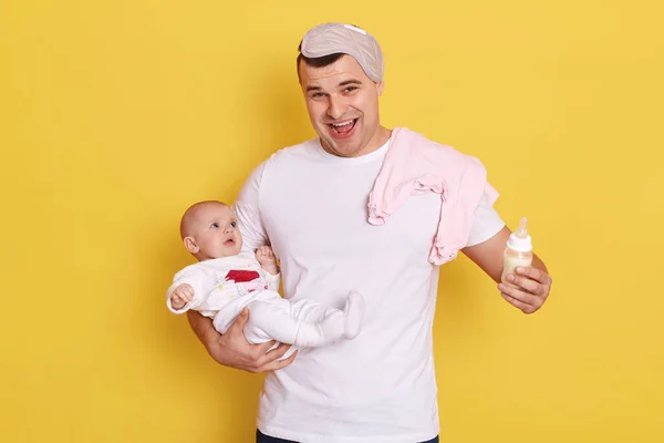 Excited Caucasian Handsome Young Father Feeding Little Newborn Girl Bottle — Stock Photo, Image