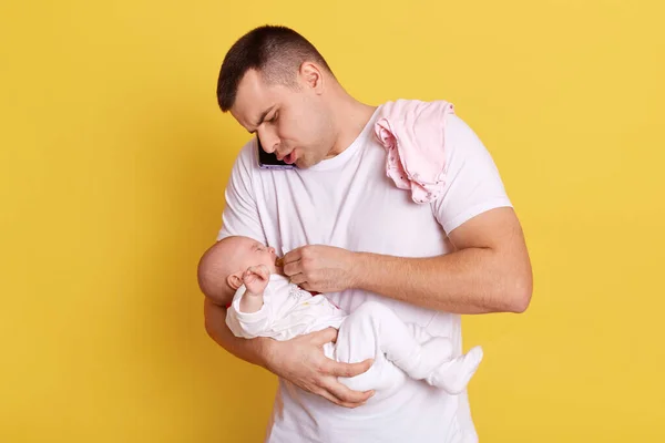 Joven Padre Europeo Ocupado Con Conversación Telefónica Posando Con Bebé —  Fotos de Stock