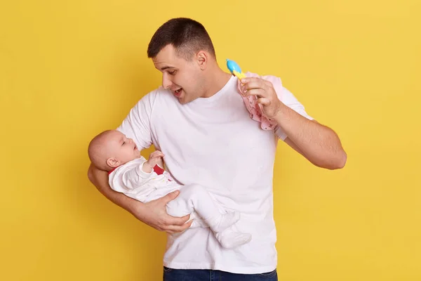 Papà Gioca Con Bambino Piccolo Isolato Sfondo Giallo Padre Mostrando — Foto Stock