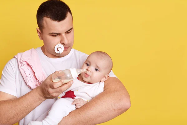 European Father Kid Nipple Mouth Feeding His Little Daughter Bottle — Stock Photo, Image