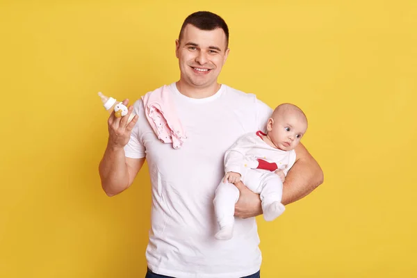 Father Needs Feeding Baby Looking Smiling Directly Camera Wearing White — Stock Photo, Image