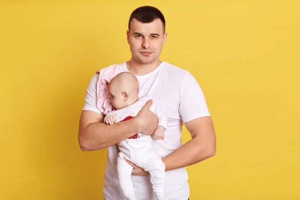 European Man Standing Yellow Wall Carries Newborn Daughter Guy Wearing — Stock Photo, Image
