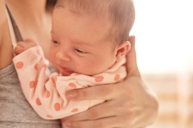 Çocuk doğumu, yüzü olmayan bir anne kucağında yeni doğmuş bebeğini kucağında tutuyor, dünyanın her yerinde ders çalışan bir çocuk, benekli bir bebek, küçük bir kızın yakın portresini çekiyor..