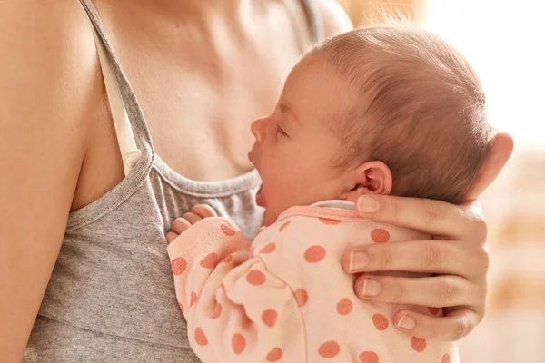 Ebeveynlik Yeni Bir Hayat Yüzü Olmayan Bir Anne Kucağında Yeni — Stok fotoğraf