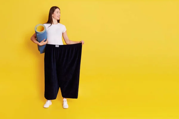 Attraktive Dame Mit Perfektem Körper Hält Keremat Trägt Große Hosen — Stockfoto