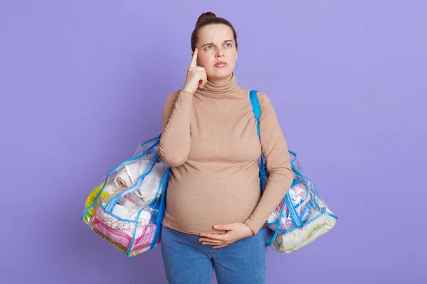 Portret Van Een Bedachtzame Zwangere Vrouw Probeert Zich Herinneren Dat — Stockfoto