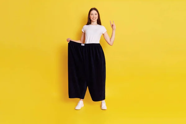 Cocky Europese Vrouw Met Donker Haar Het Dragen Van Witte — Stockfoto