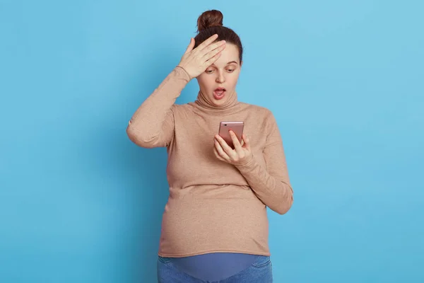 Shocked Pregnant Female Wearing Beige Turtleneck Looking Smart Phone Screen — Stock Photo, Image