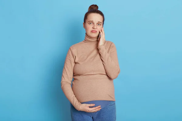 Triste Mujer Embarazada Adorable Tocando Vientre Mirando Cámara Hablando Través — Foto de Stock