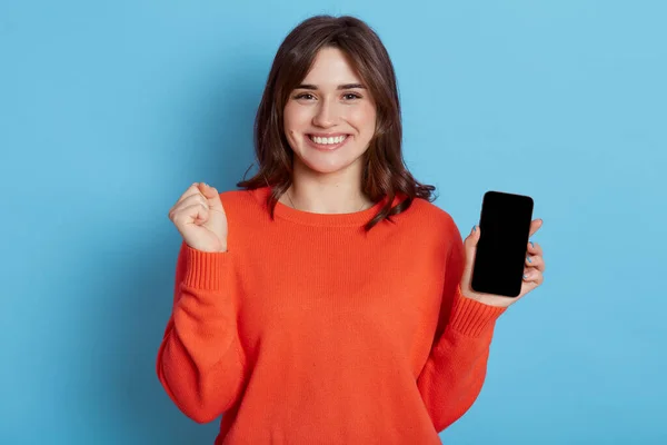 Glad Vit Kvinna Bär Casual Klädsel Hålla Smart Telefon Med — Stockfoto