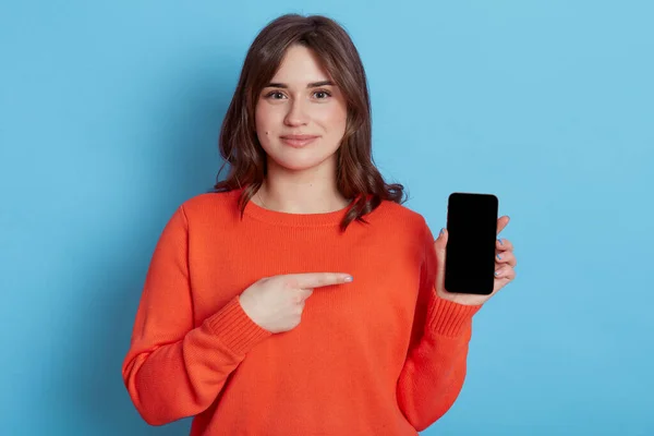 Tatmin Olmuş Avrupalı Bir Kadın Elinde Akıllı Telefonuyla Işaret Parmağıyla — Stok fotoğraf