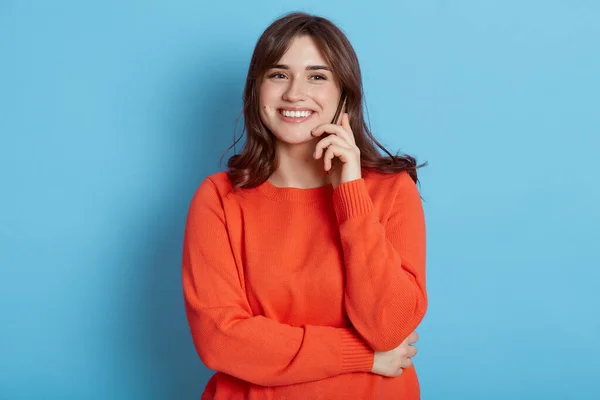 Mujer Europea Con Expresión Facial Feliz Posando Con Teléfono Cerca — Foto de Stock