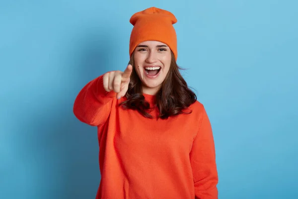 Feliz Positivo Rindo Fêmea Vestindo Jumper Chapéu Apontando Dedo Para — Fotografia de Stock