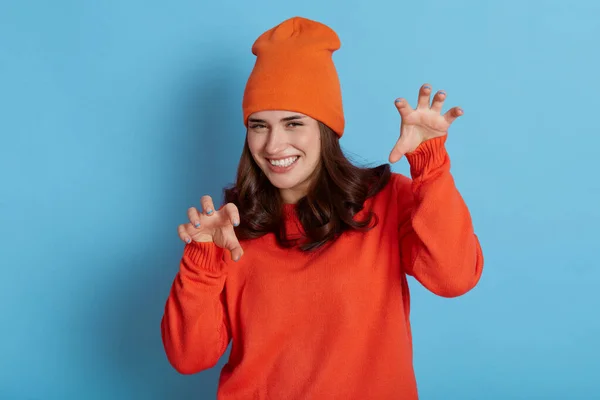 Ευτυχισμένη Θετική Ευρωπαία Γυναίκα Φορώντας Casual Πορτοκαλί Πουλόβερ Και Καπέλο — Φωτογραφία Αρχείου