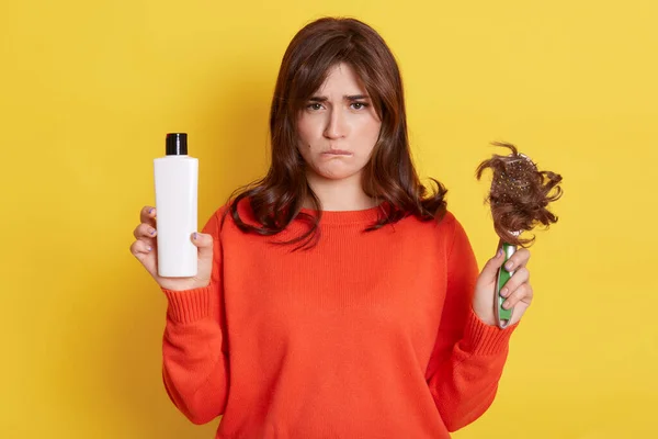 Hayal Kırıklığına Uğramış Kadın Elinde Şampuan Tarak Şişesi Tutarken Saç — Stok fotoğraf