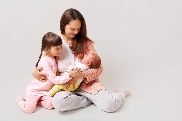 Jeune Maman Avec Fille Ans Bébé Mois Habillé Pyjama Détendent — Photo