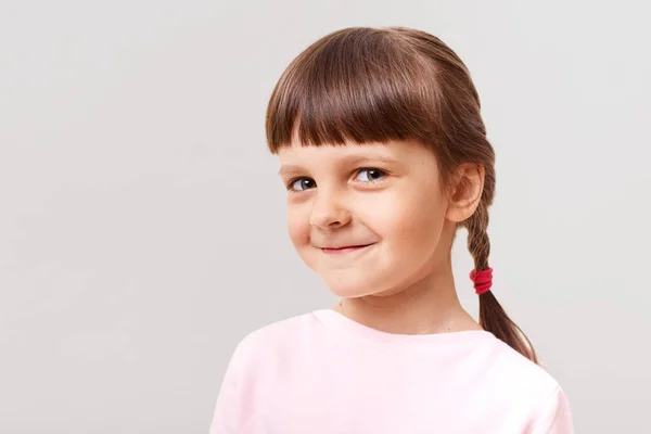 Hoş Duyguları Olan Sevimli Bir Kız Çocuğunun Portresi Beyaz Arka — Stok fotoğraf