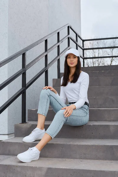 Winsome Caucasian Woman Sits Stairs Wall Keeping Hands Knees Wearing — Stock Photo, Image