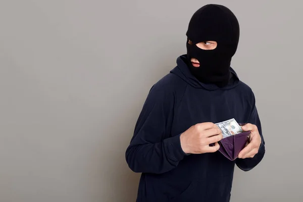 Man Steals Wallet Money Runs Away Turns Back Being Afraid — Fotografia de Stock