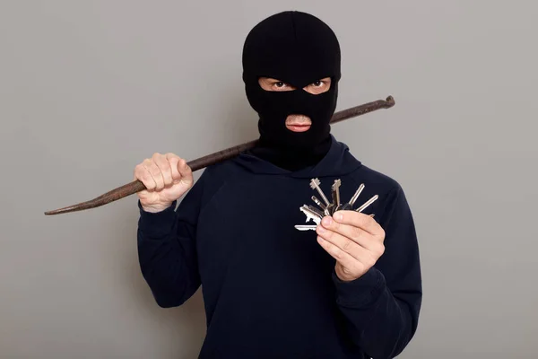 Criminal Thief Holds Iron Crowbar Bunch Keys His Hands Being — Fotografia de Stock