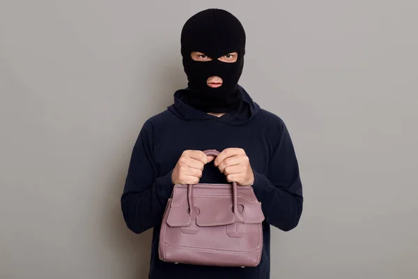 Jovem Ladrão Está Vestido Com Capuz Preto Máscara Assalto Segura — Fotografia de Stock