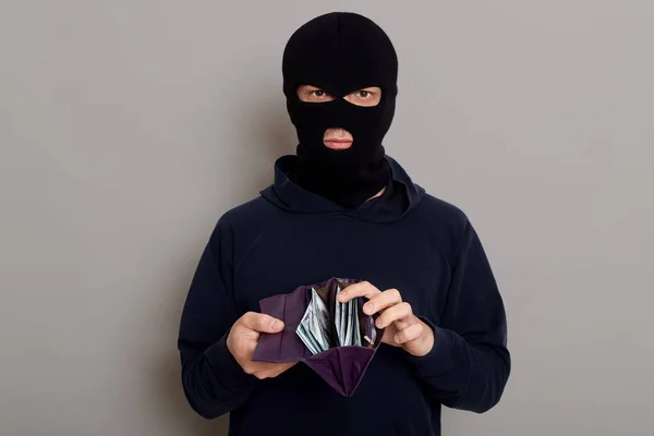 Yüzü Kılık Değiştirmiş Bir Hırsız Elinde Para Olan Açık Bir — Stok fotoğraf